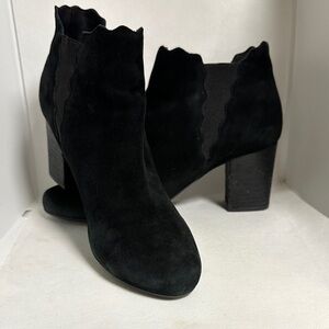 Vaneli Black Suede Scalloped Ankle Boots – Women’s Size 9